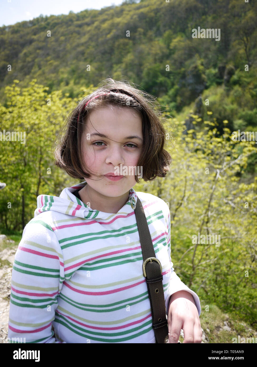 Ragazza adolescente a Lover's Leap, Dovedale, Peak District, Derbyshire, England, Regno Unito Foto Stock