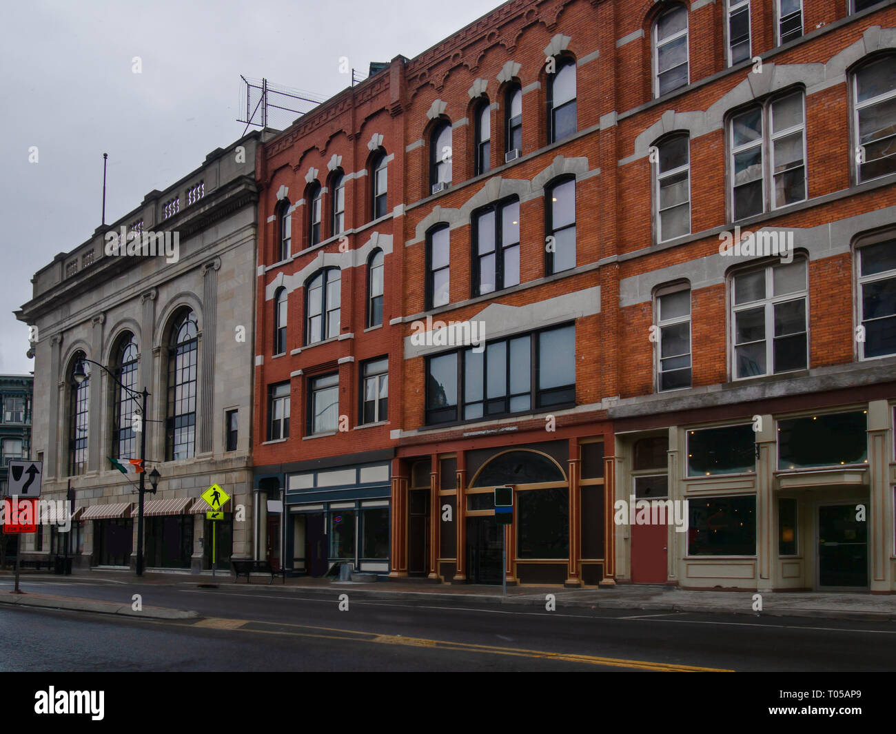 Corte Street nel centro di Binghamton, New York su un tranquillo weekend a sopraggitto mattina Foto Stock