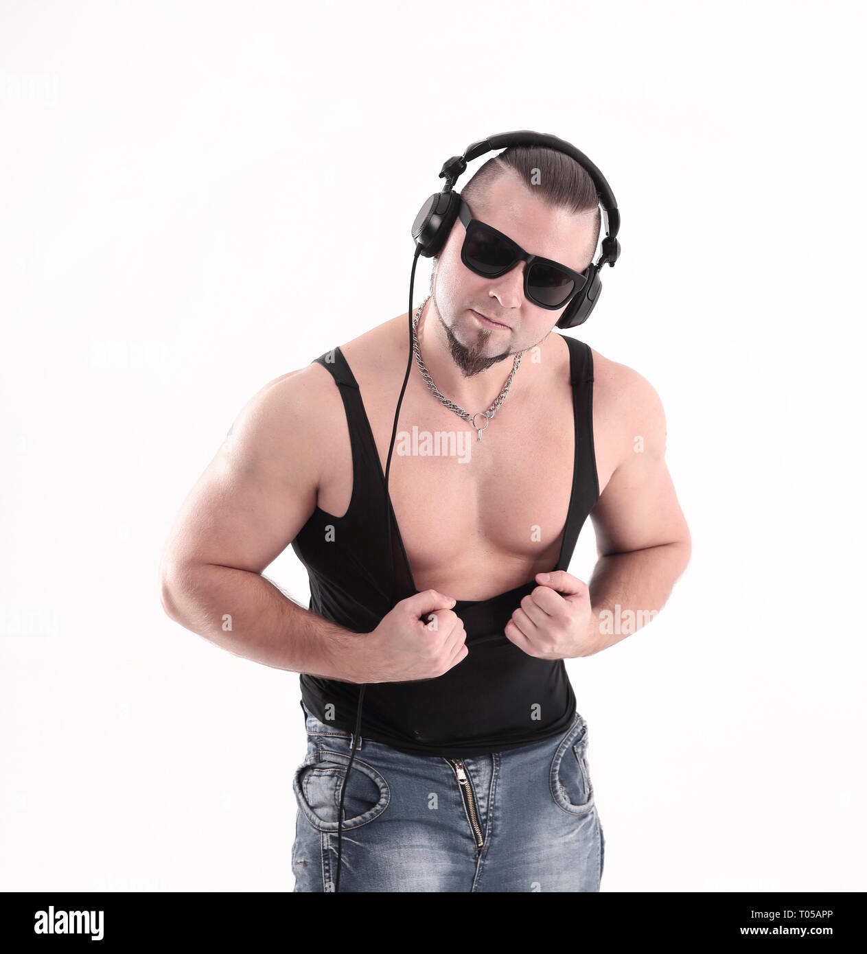 Elegante DJ-rapper in cuffie.isolati su sfondo bianco Foto Stock