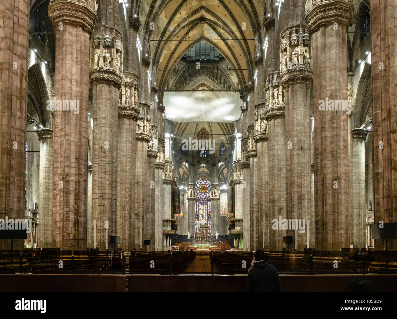 Milano, Italia - 24 febbraio 2019: i visitatori all'interno del Duomo di Milano (Duomo di Milano, Basilica Cattedrale Metropolitana di Santa Maria Nascente). Thi Foto Stock