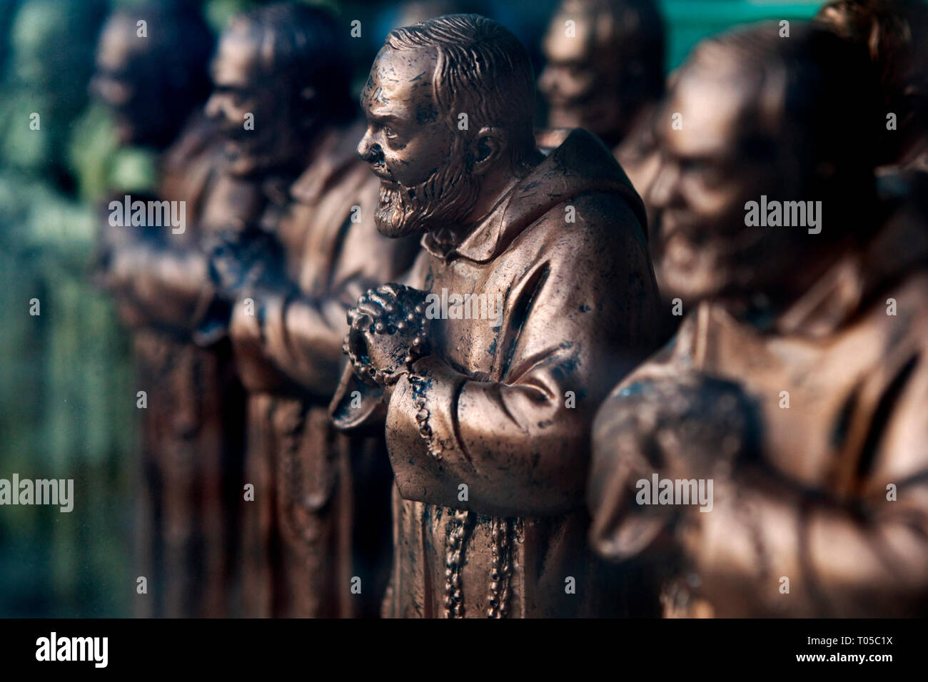 SAN GIOVANNI ROTONDO - Le statue di Padre Pio presso il negozio di souvenir Foto Stock