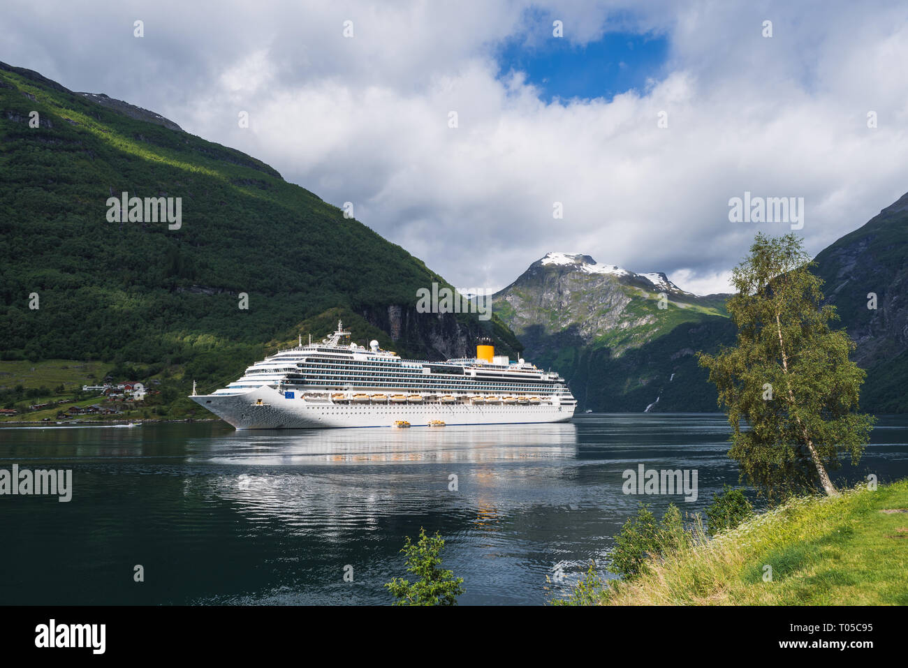 Crociera nel fiordo. Il Geirangerfjord vicino alla città di Geiranger, Norvegia Foto Stock