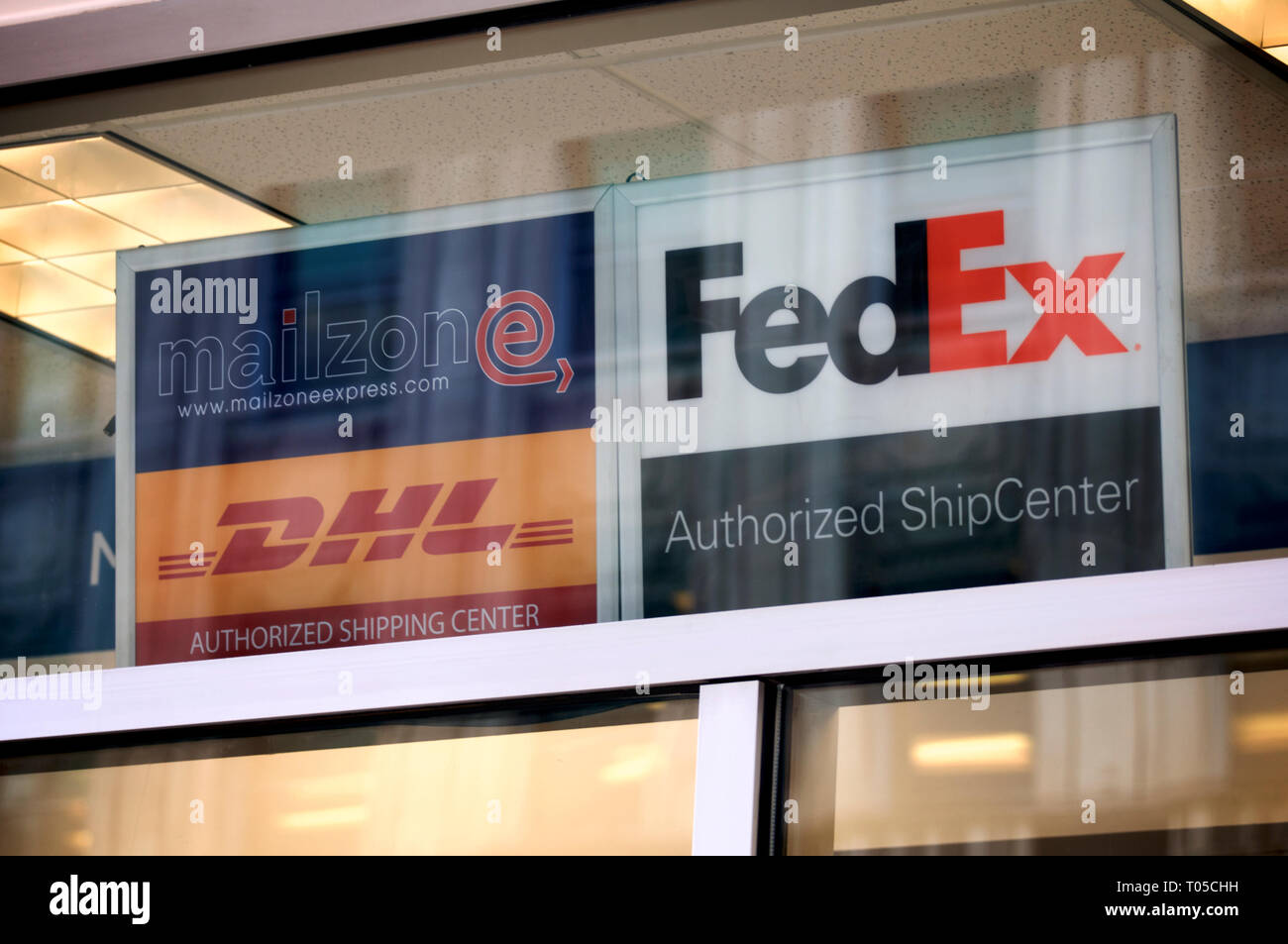 Digital Signage al di sopra di un ramo di un centro di spedizione nel centro di Philadelphia, PA il 15 marzo 2019. Foto Stock