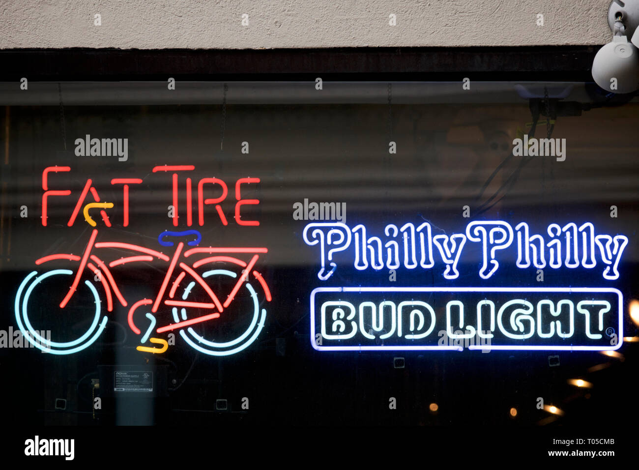 Pubblicità per Fat Tire la birra e Bud Light nella finestra di un locale bar nel centro di Philadelphia, PA il 15 marzo 2019. Foto Stock