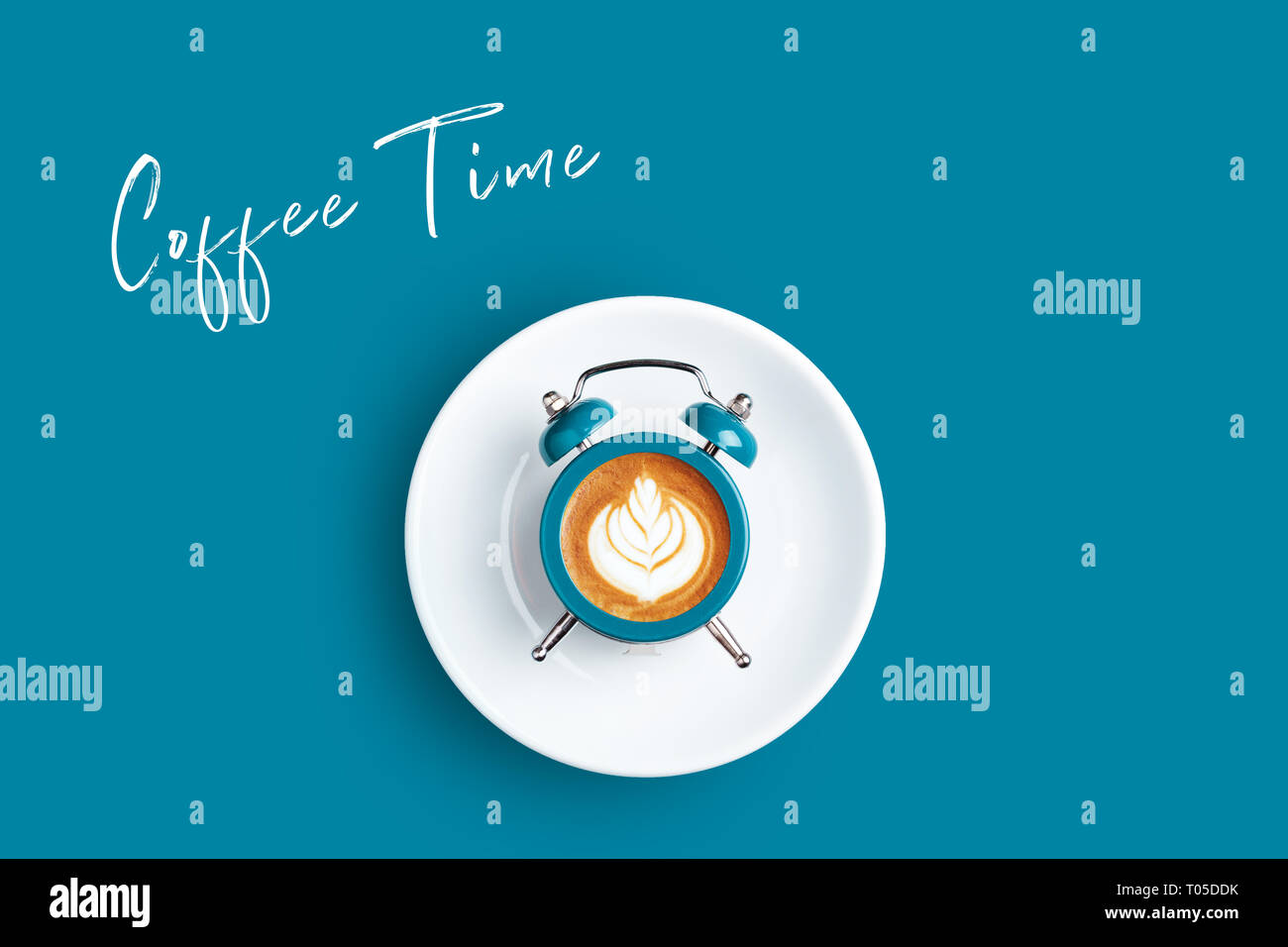 Orologio sveglia con il quadrante di cappuccino su sfondo blu. In stile minimale di caffè il concetto di tempo con iscrizione tempo di caffè. Foto Stock