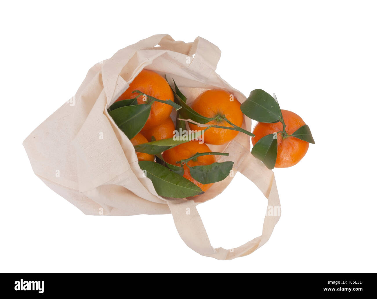 Fresche arance raccolte in riutilizzabili, riciclabili tessuto shopping tote bag, isolato su bianco. Per rispettosi dell'ambiente, verde i consumatori. Foto Stock