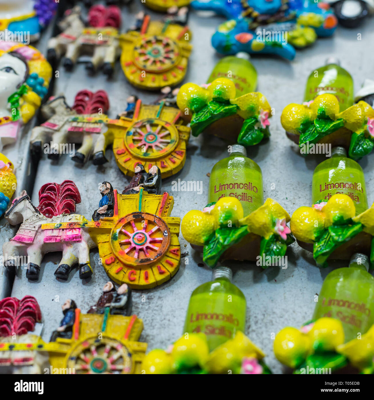 Souvenir vari in rappresentanza di vari prodotti tipici della Sicilia in diverse viste Foto Stock