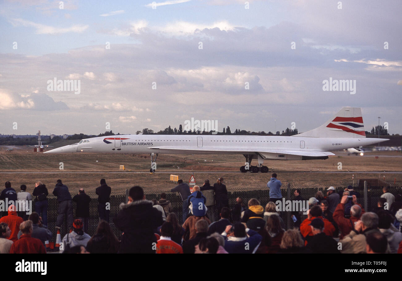 British Airways Concorde aereo supersonico, n. di serie G-BOAC in rullaggio verso la pista di atterraggio all'aeroporto internazionale di Birmingham nel mese di ottobre, 2003. Foto Stock