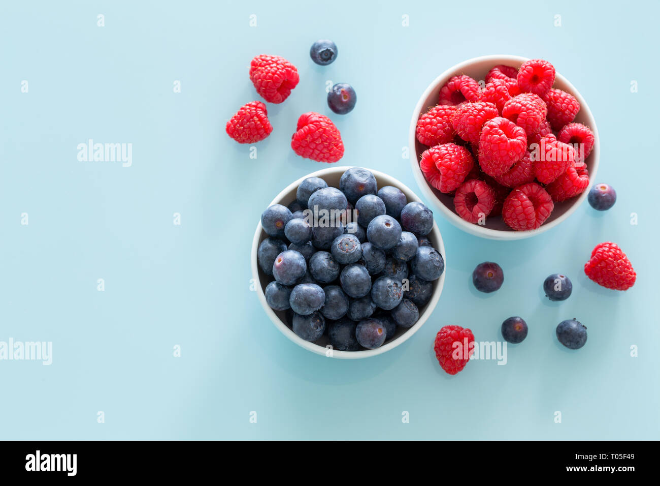 Frutti di bosco, deliziosi frutti di bosco, pastello blu sullo sfondo di vetro con spazio per il testo Foto Stock
