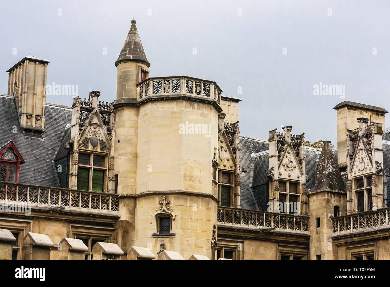Vista del Musee de Cluny, un edificio storico del museo nazionale di arte medievale e del Medio Evo la storia si trova nel quinto arrondissement di Parigi, Francia. Foto Stock