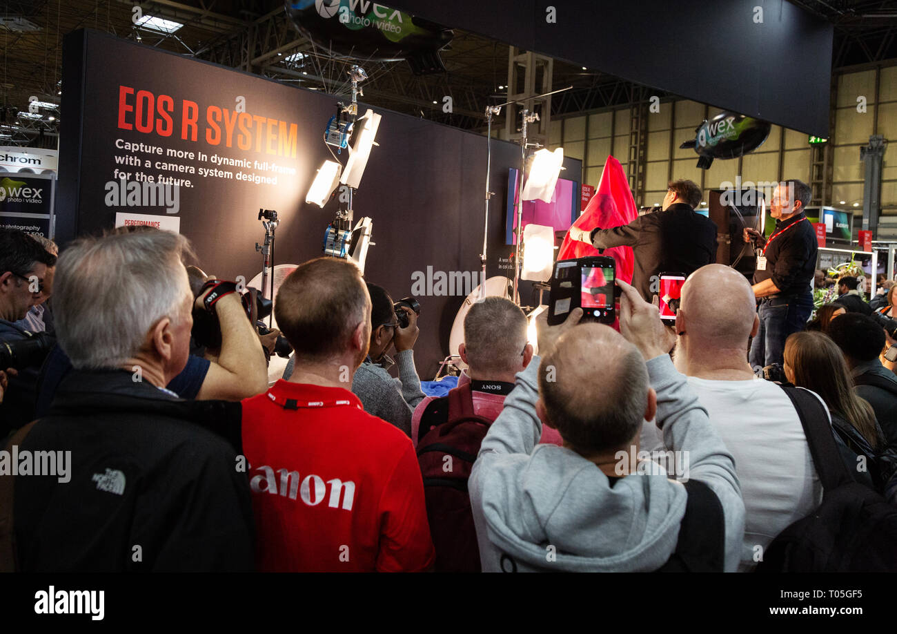 Canon UK il personale e i clienti al supporto di Canon, la mostra fotografica, NEC, Birmingham REGNO UNITO Foto Stock