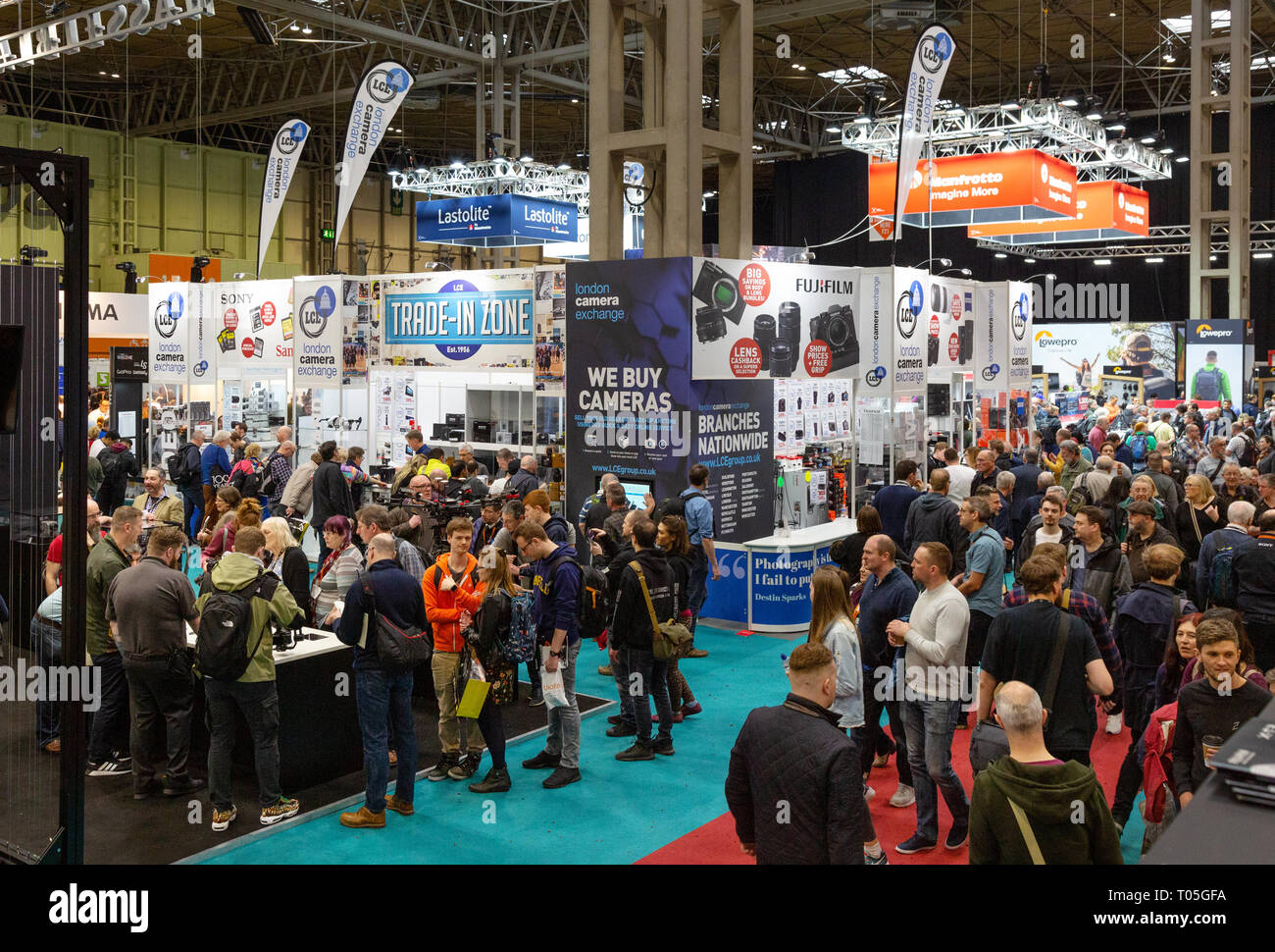 La folla di gente alla mostra fotografica presso il centro NEC ( National Exhibition Center ), Birmingham REGNO UNITO Foto Stock