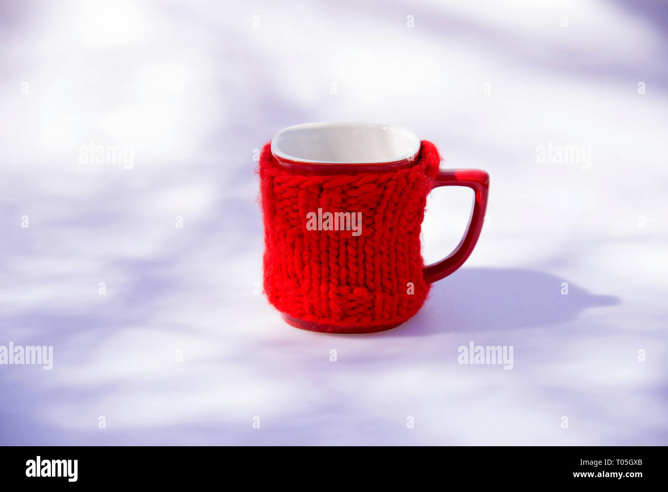 Rosso per la tazza del caffè su sfondo bianco Foto Stock