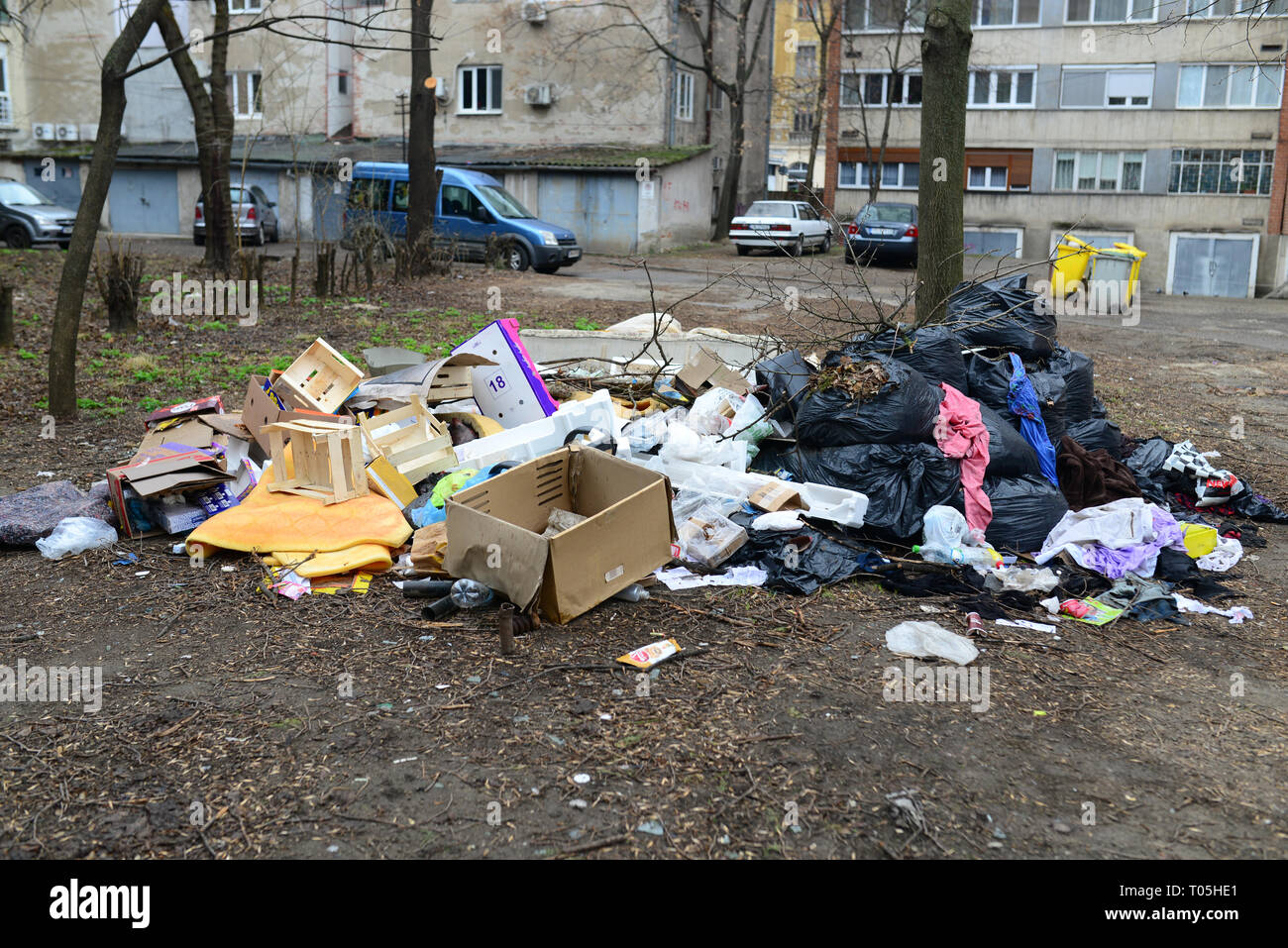 Città urban inquinamento cestino rifiuti gettati illegalmente Foto Stock