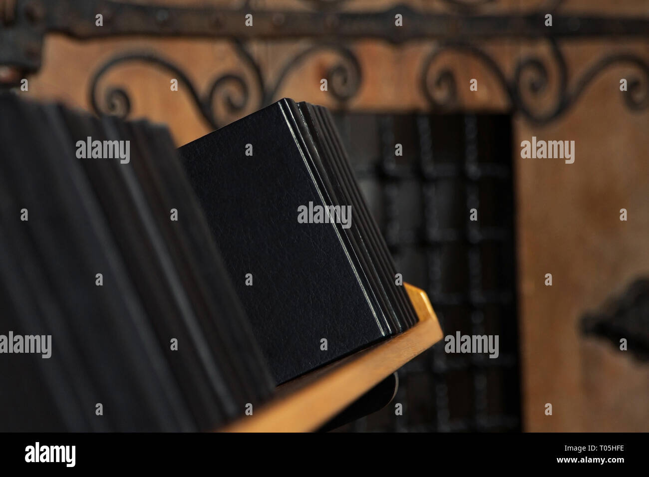 Libri di nero su un ripiano in un vecchio castello Foto Stock