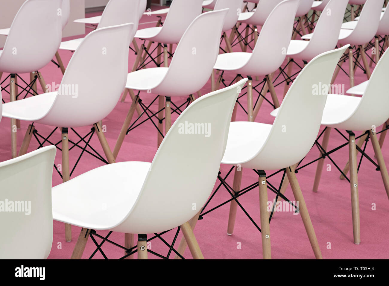 Conferenza sedie bianche in camera business, righe di plastica bianca e comodi posti a sedere nel vuoto la presentazione corporate office meeting, dettaglio fo selettiva Foto Stock