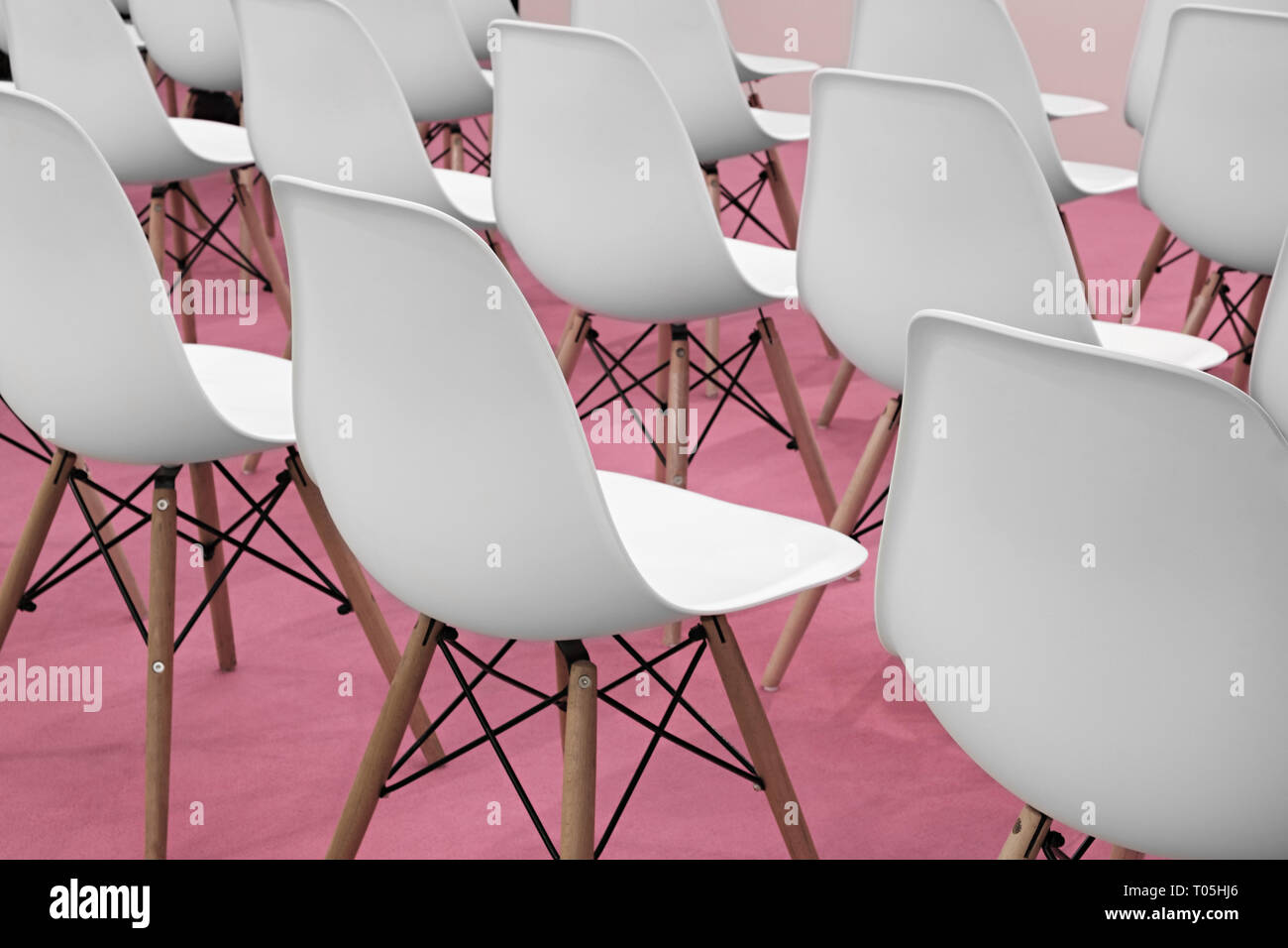 Conferenza sedie bianche in camera business, righe di plastica bianca e comodi posti a sedere nel vuoto la presentazione corporate office meeting, dettaglio fo selettiva Foto Stock