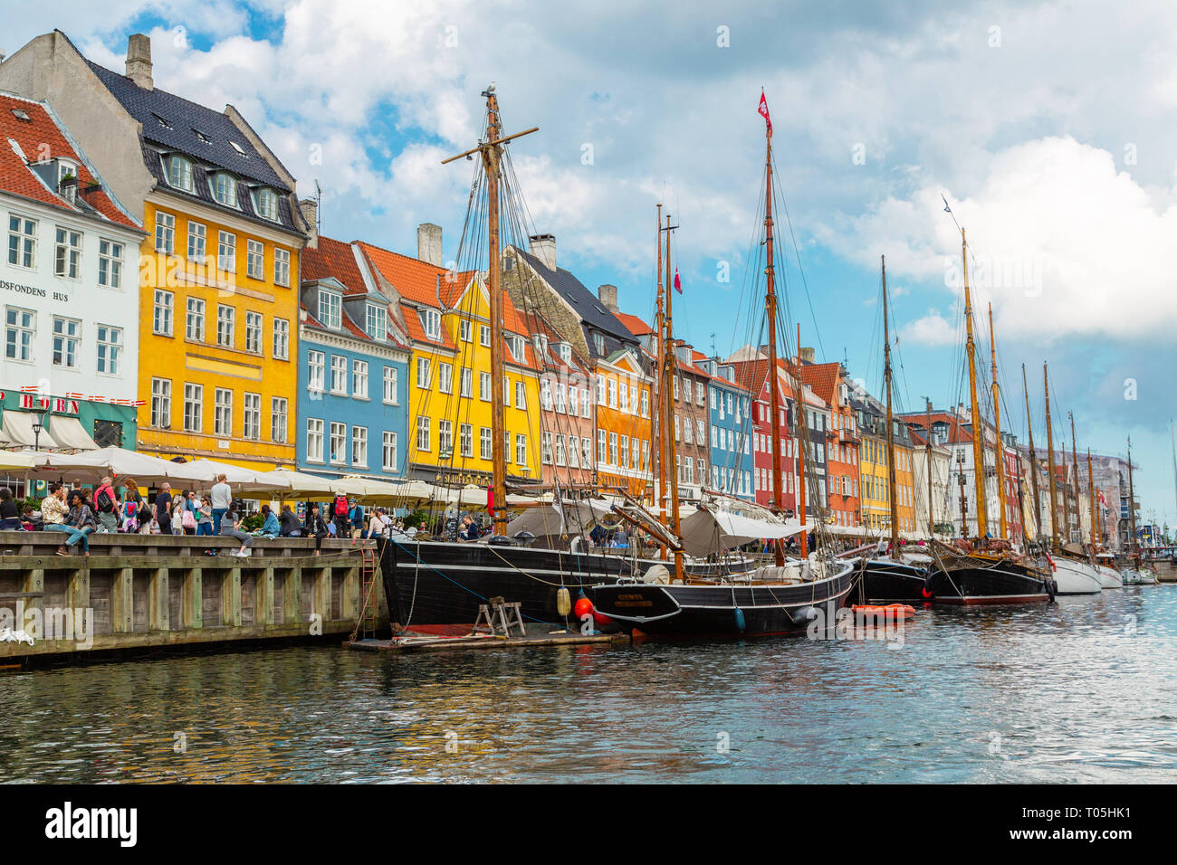 Vista del vecchio porto di Nyhavn nella centrale di Copenhagen Foto Stock