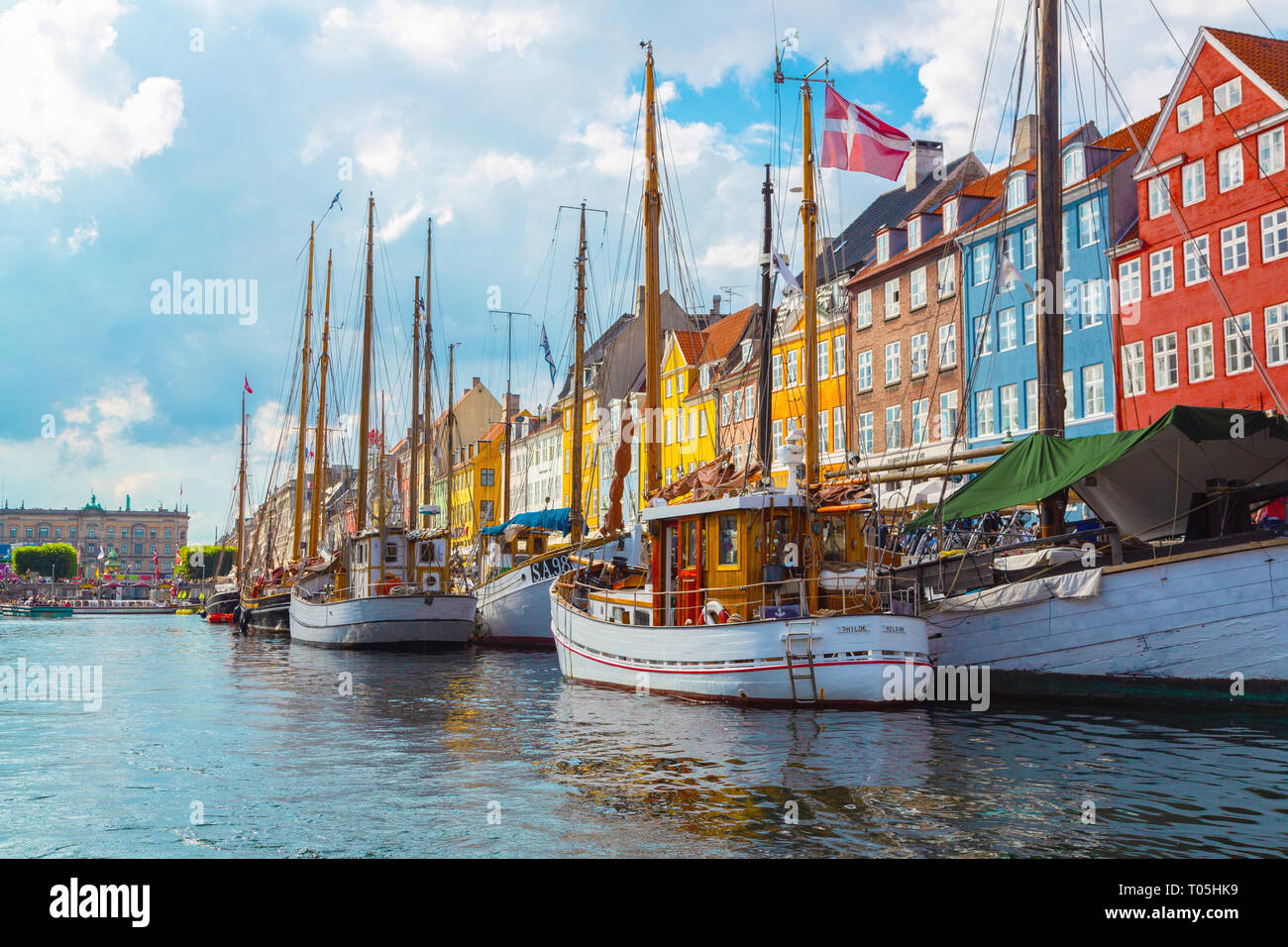 Vista del vecchio porto di Nyhavn nella centrale di Copenhagen Foto Stock