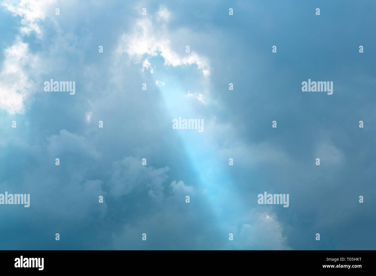 Raggio di luce attraverso le nuvole Foto Stock