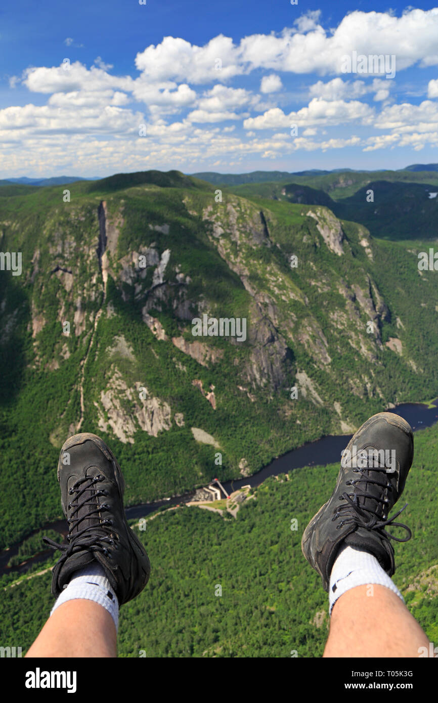 Escursionista gambe e stivali a Acropoles de Draveurs sopra il canyon, Hautes-Gorges-de-la-Rivière-Malbaie National Park, Québec in Canada Foto Stock