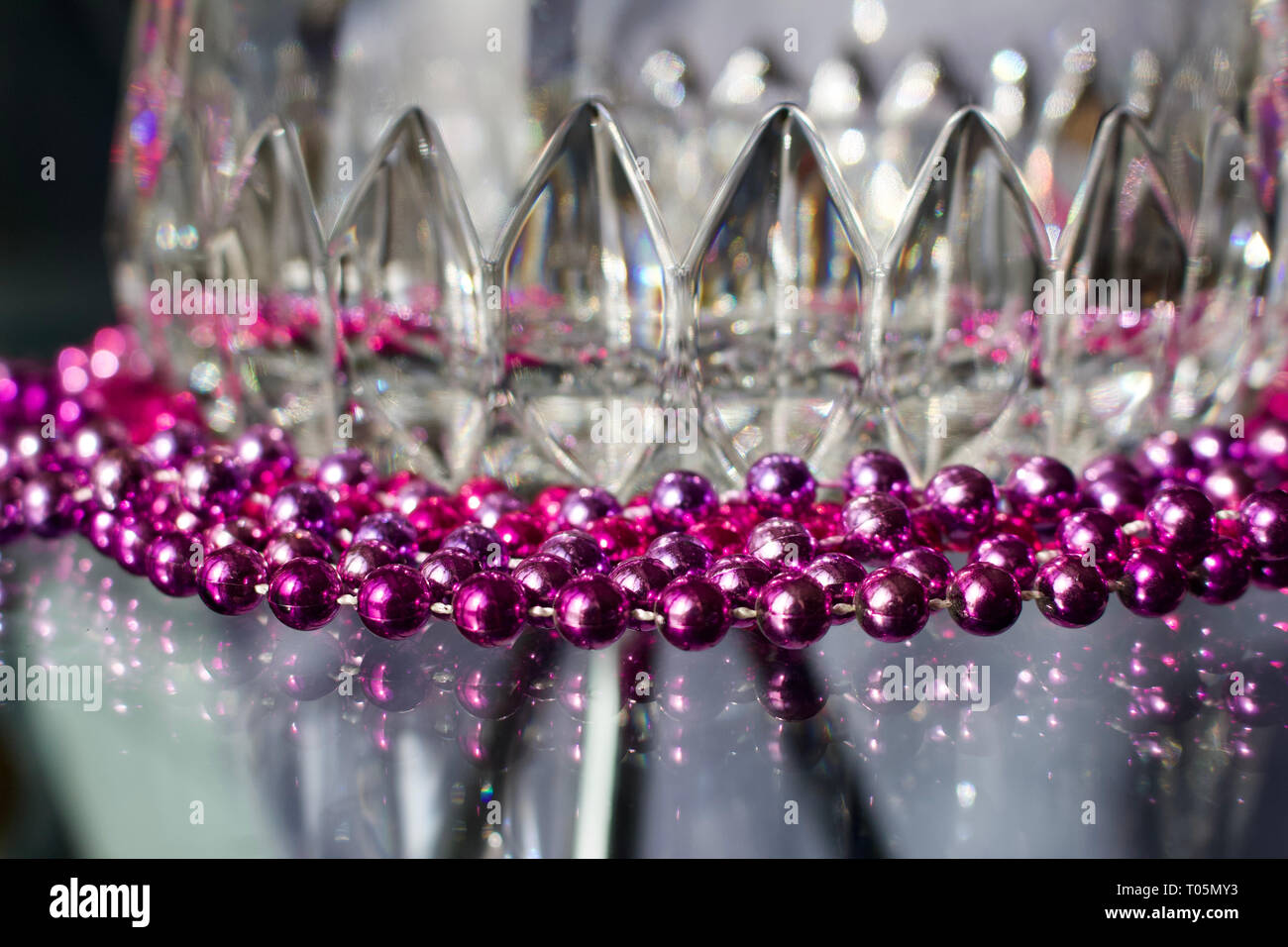Elegante cristallo al piombo adornata con scintillante sfera colorata collane creazione di sparkle e bokeh di fondo Foto Stock
