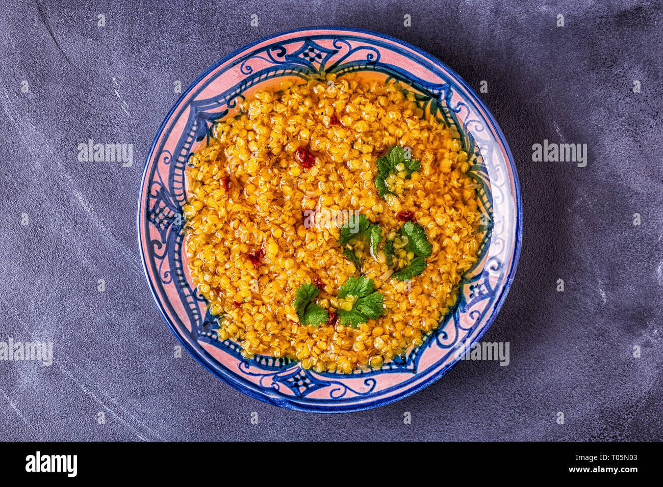 Zuppa di lenticchie (masoor dal o dal Tadka Curry), vegetariane e vegane cucina. Foto Stock