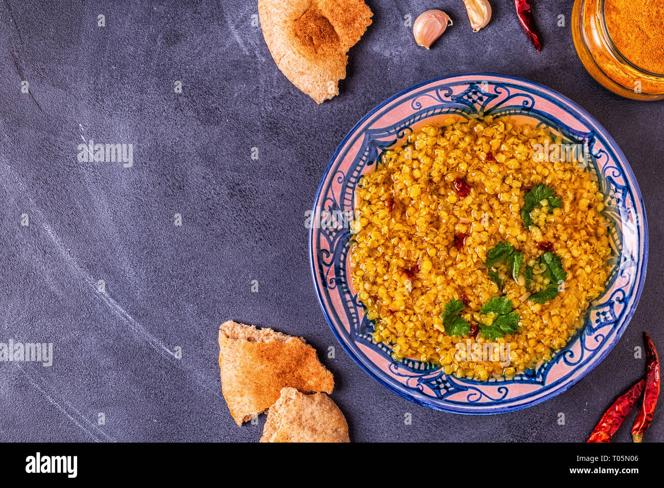 Zuppa di lenticchie (masoor dal o dal Tadka Curry), vegetariane e vegane cucina. Foto Stock