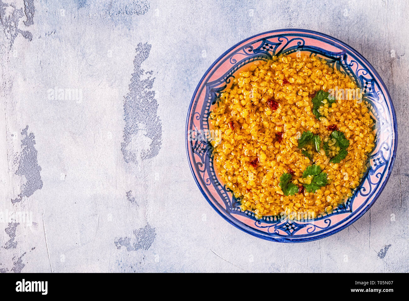 Zuppa di lenticchie (masoor dal o dal Tadka Curry), vegetariane e vegane cucina. Foto Stock