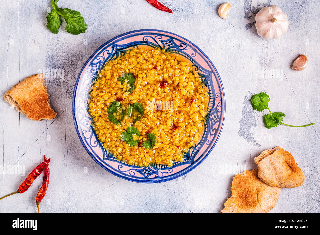 Zuppa di lenticchie (masoor dal o dal Tadka Curry), vegetariane e vegane cucina. Foto Stock