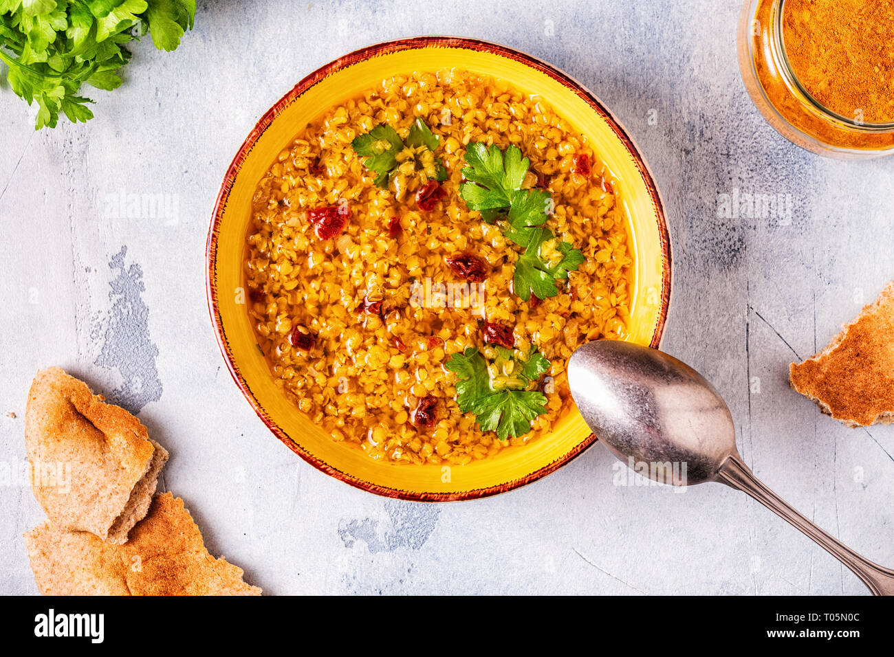 Zuppa di lenticchie (masoor dal o dal Tadka Curry), vegetariane e vegane cucina. Foto Stock
