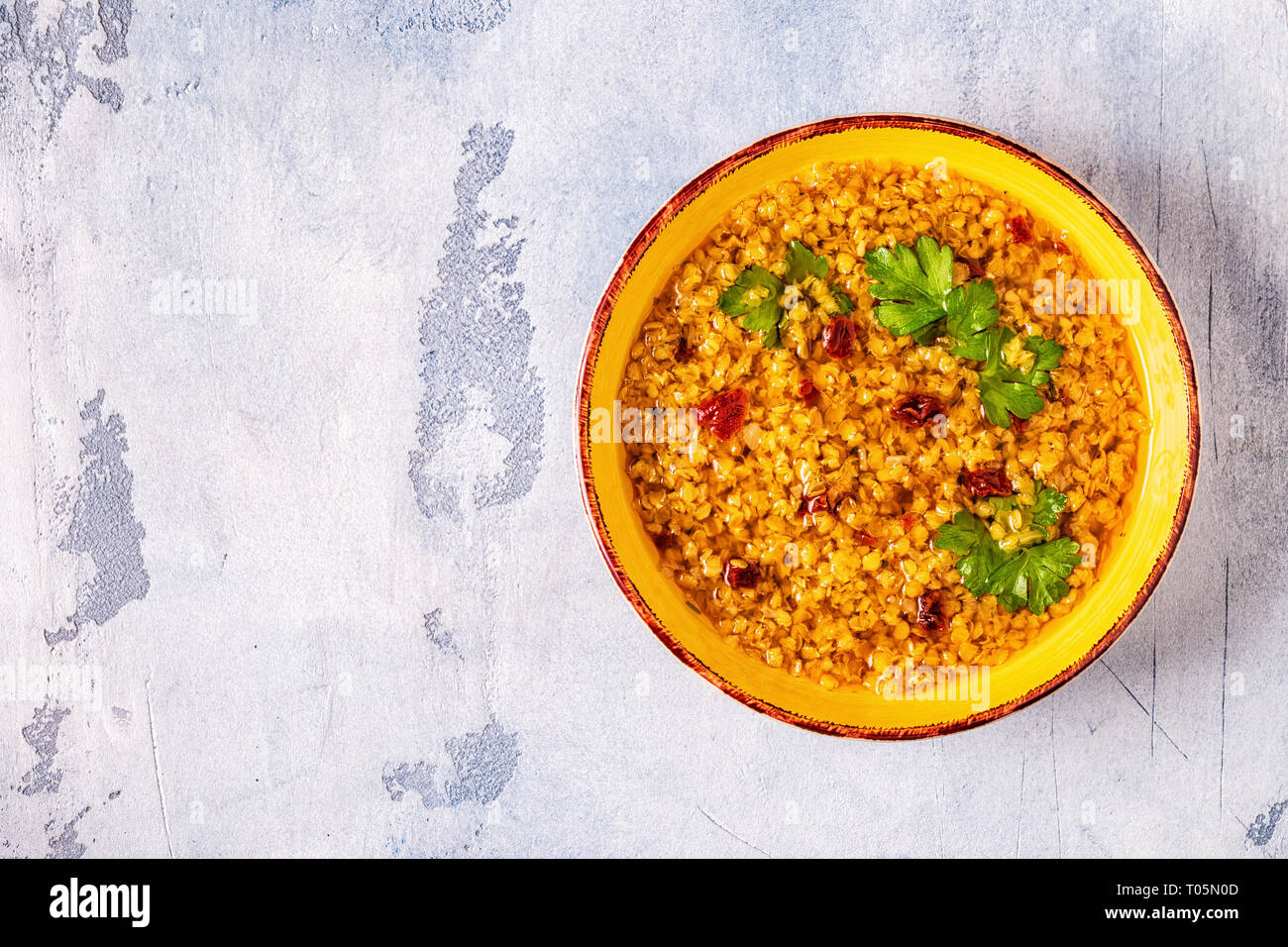 Zuppa di lenticchie (masoor dal o dal Tadka Curry), vegetariane e vegane cucina. Foto Stock