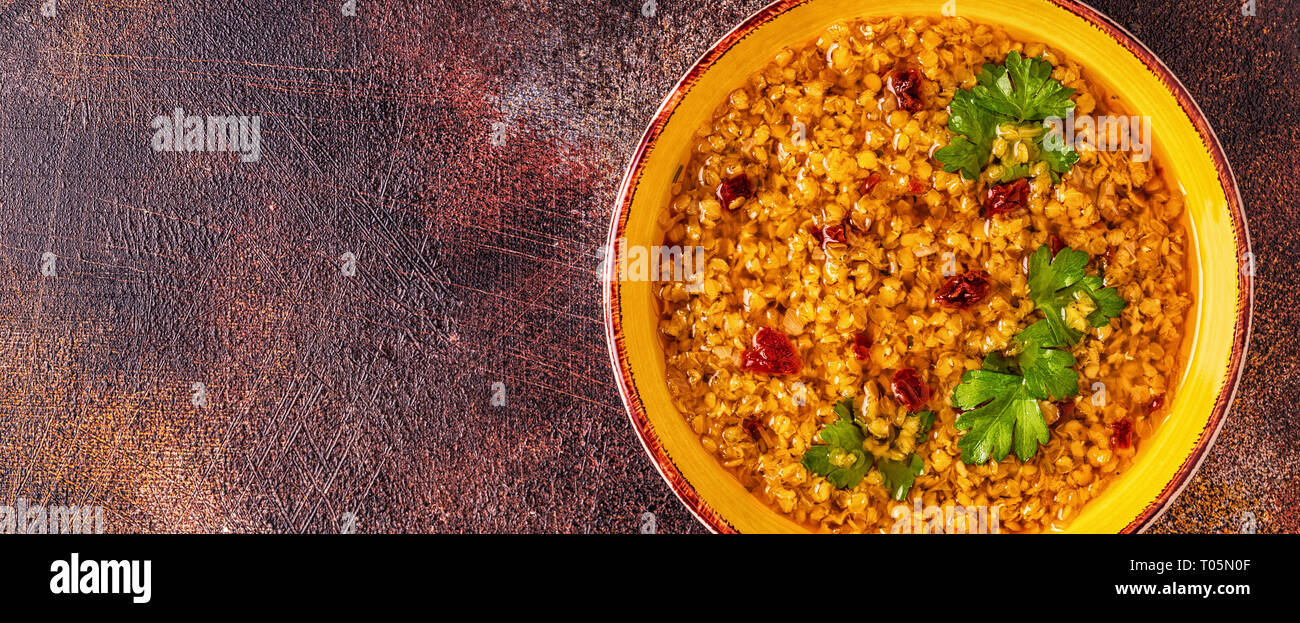 Zuppa di lenticchie (masoor dal o dal Tadka Curry), vegetariane e vegane cucina. Foto Stock