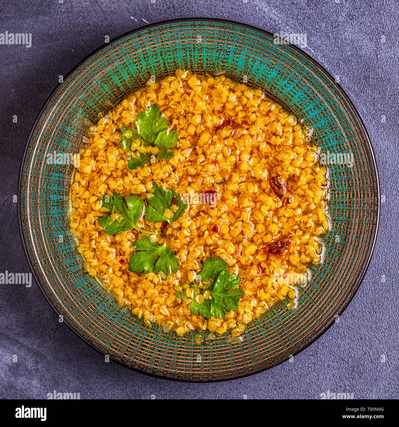 Zuppa di lenticchie (masoor dal o dal Tadka Curry), vegetariane e vegane cucina. Foto Stock