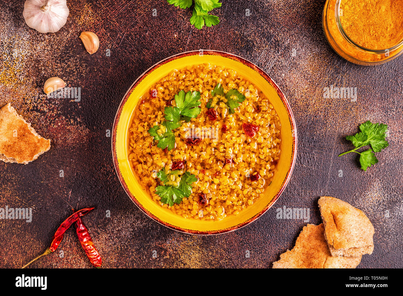 Zuppa di lenticchie (masoor dal o dal Tadka Curry), vegetariane e vegane cucina. Foto Stock