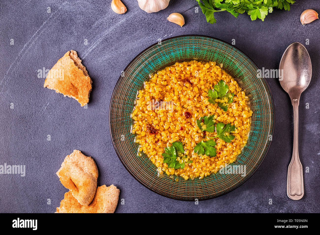 Zuppa di lenticchie (masoor dal o dal Tadka Curry), vegetariane e vegane cucina. Foto Stock