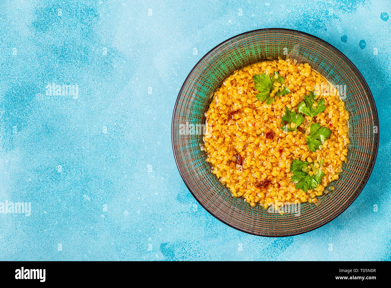 Zuppa di lenticchie (masoor dal o dal Tadka Curry), vegetariane e vegane cucina. Foto Stock