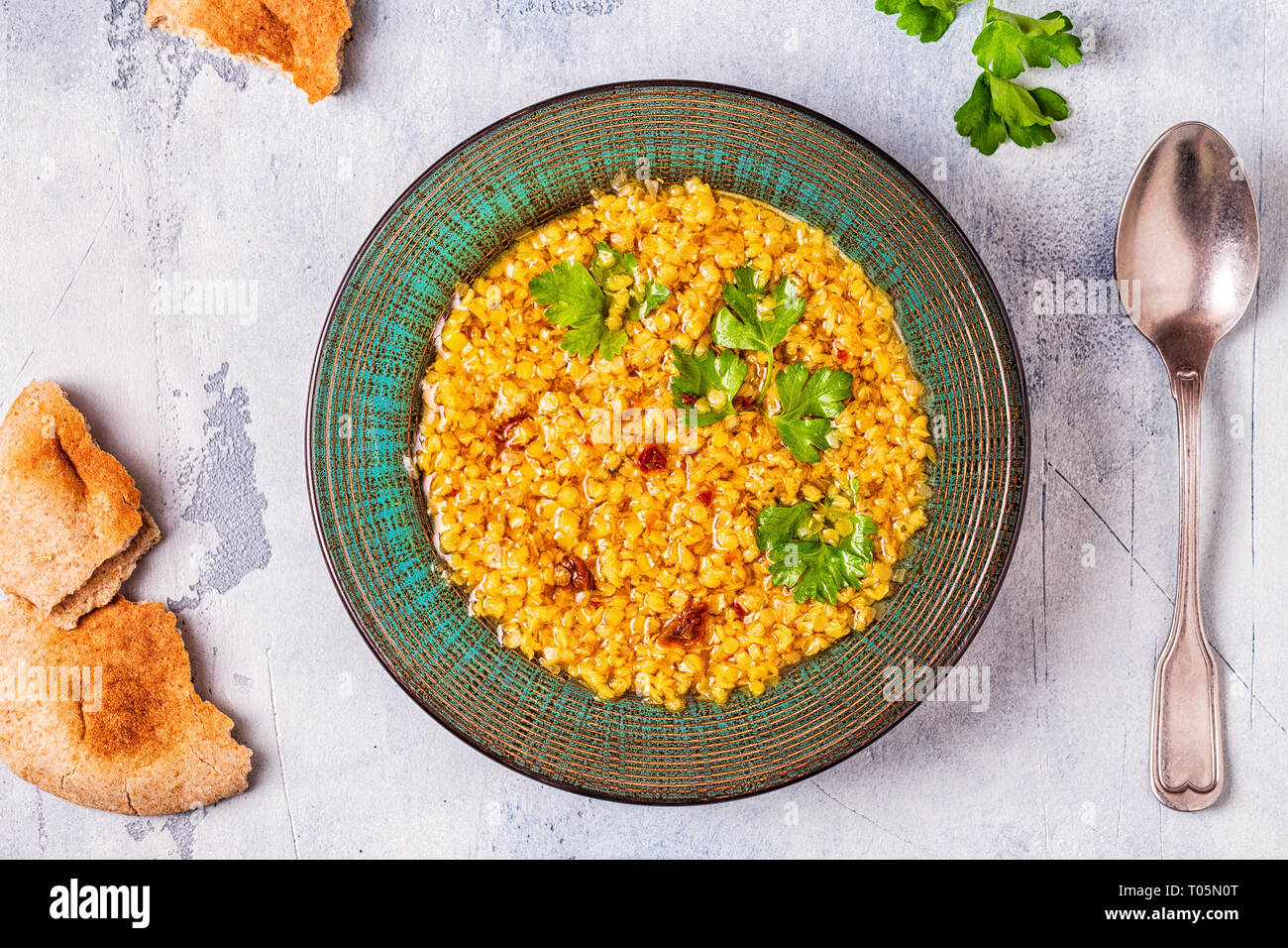 Zuppa di lenticchie (masoor dal o dal Tadka Curry), vegetariane e vegane cucina. Foto Stock