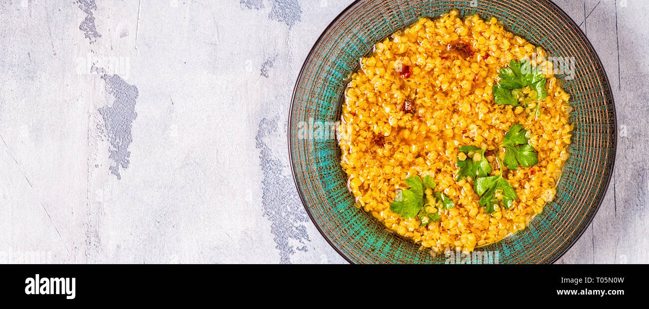 Zuppa di lenticchie (masoor dal o dal Tadka Curry), vegetariane e vegane cucina. Foto Stock