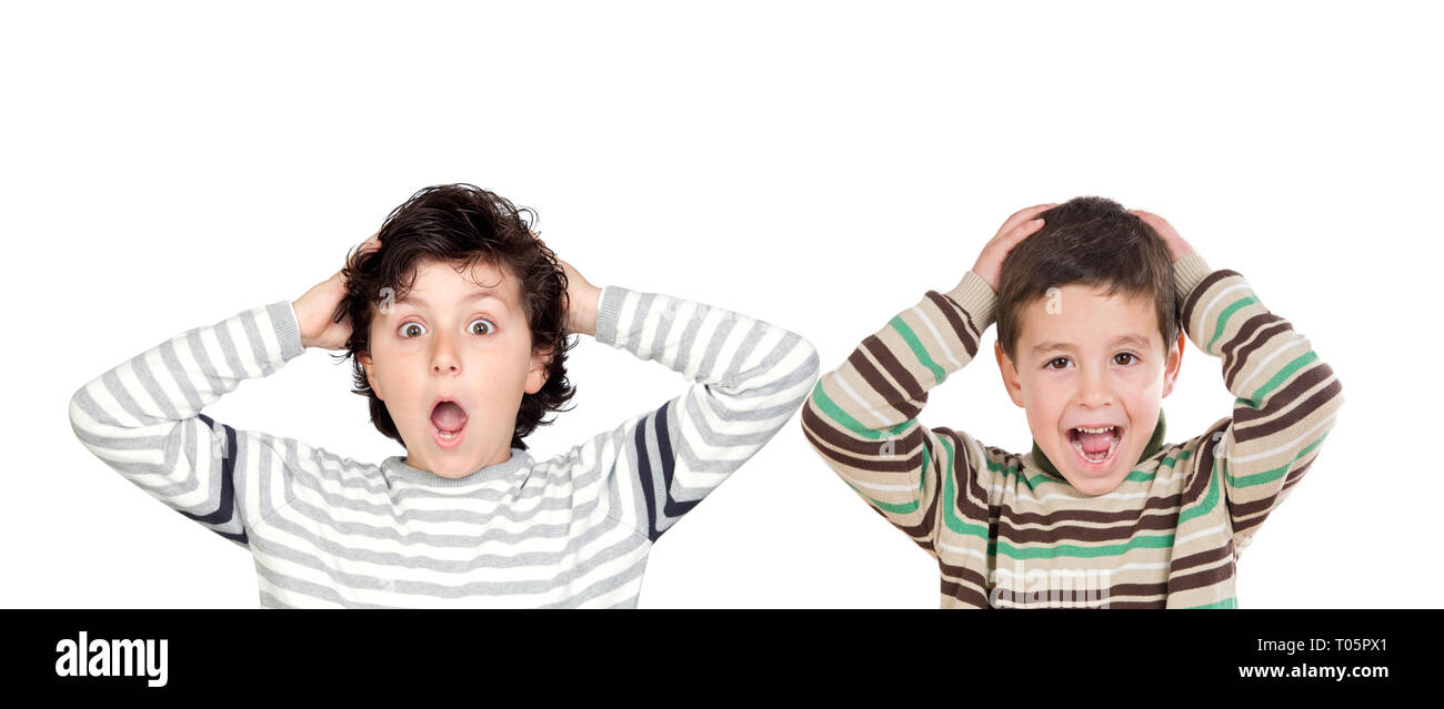 Due ragazzi sorpreso di aprire le loro bocche isolate su uno sfondo bianco Foto Stock