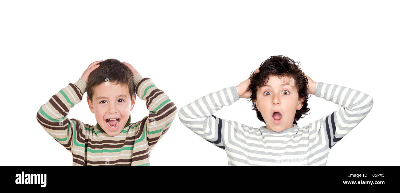 Due ragazzi sorpreso di aprire le loro bocche isolate su uno sfondo bianco Foto Stock