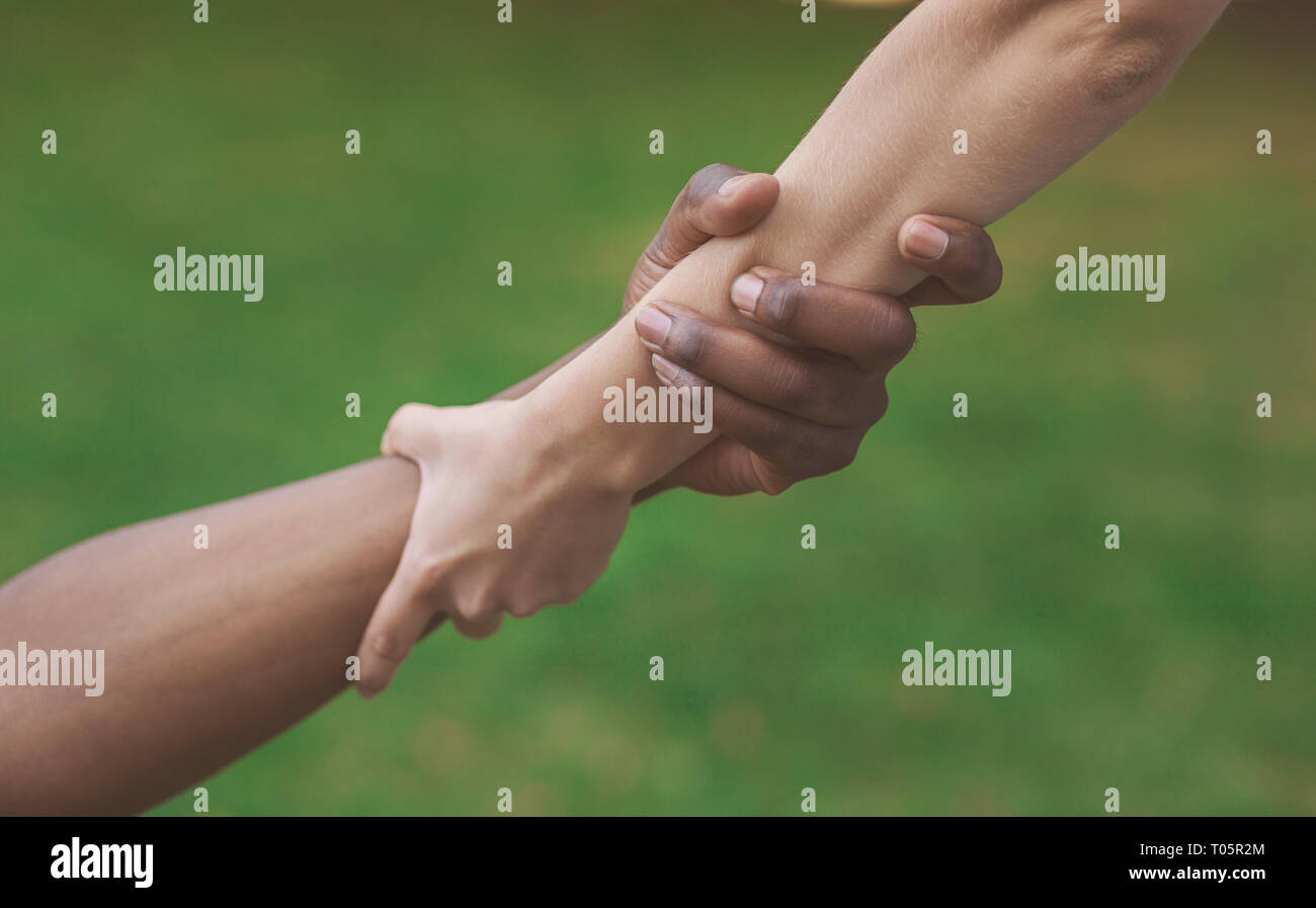 Multietnica amici mano all'aperto, spazio di copia Foto Stock