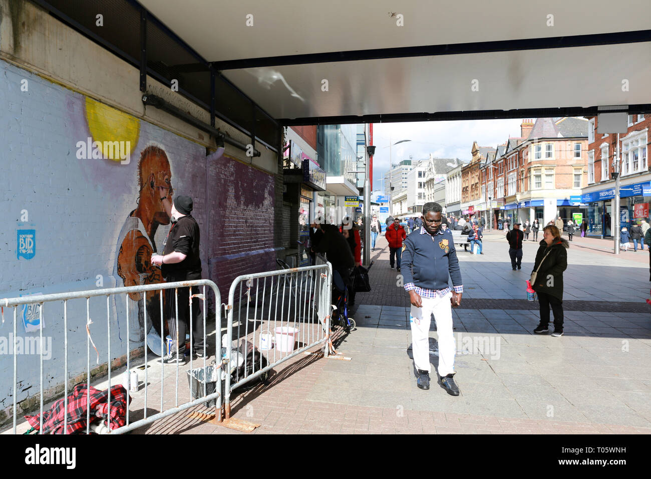 Southend on Sea, Regno Unito. Il 17 marzo 2019. Domenica mattina shoppers passano come artista locale Giovanni Bulley opere sulla sua ultima opera d'arte, una foto del tardo Keith Flint dalla banda del prodigio. Le immagini acquisite con il permesso dall'artista John Bulley. Penelope Barritt/Alamy Live News Foto Stock