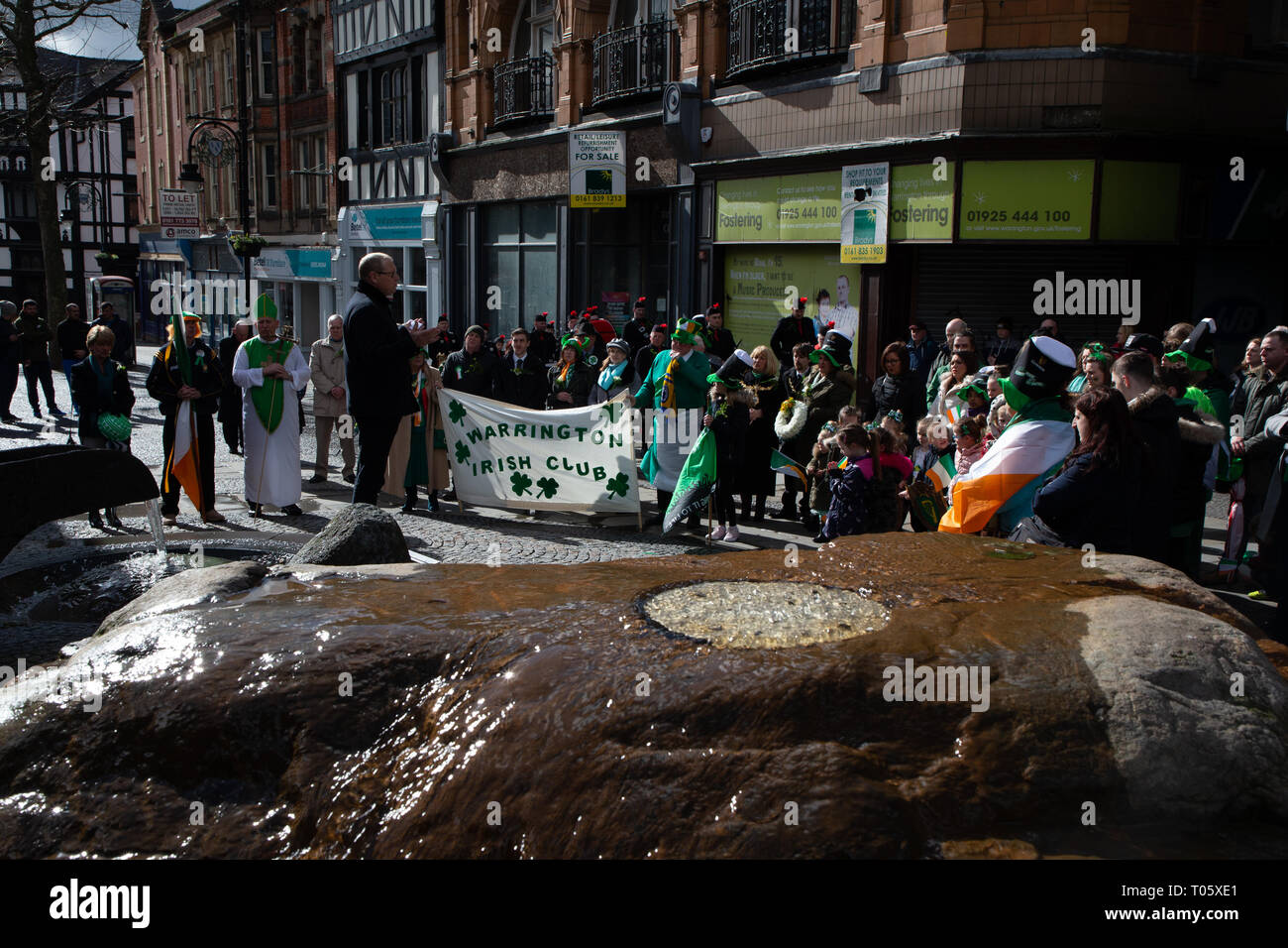 Cheshire, Regno Unito. Il 17 marzo 2019. L annuale il giorno di San Patrizio Parade ha avuto luogo a partire dalle 10.30 di mattina dalla Irish Club in Orford Lane per 'il fiume della vita' in Bridge Street nel centro della città, dove un breve servizio era tenuto a ricordare il venticinquesimo anniversario del bombardamento di Warrington Credito: John Hopkins/Alamy Live News Foto Stock