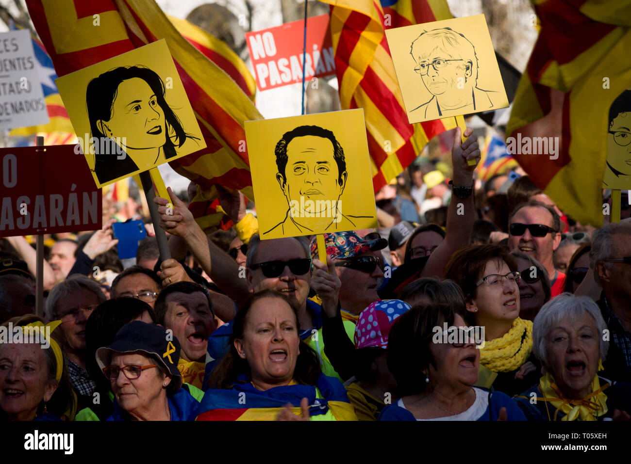 Madrid, Spagna. 16 marzo 2019. Banner che mostra le immagini di incarcerato ed esiliato leader come catalani dimostrare lungo il Paseo del Prado avenue in Madrid. Migliaia i catalani sono andati alla capitale spagnola a marzo sotto lo slogan 'self-determinazione non è un crimine". Ultimi 12 febbraio in Spagna la Corte suprema ha iniziato la prova su dodici dirigenti catalano con oneri relativi ad un Ottobre 2017 referendum di indipendenza che è stata considerata illegale da parte del governo spagnolo. Credito: Jordi Boixareu/Alamy Live News Foto Stock