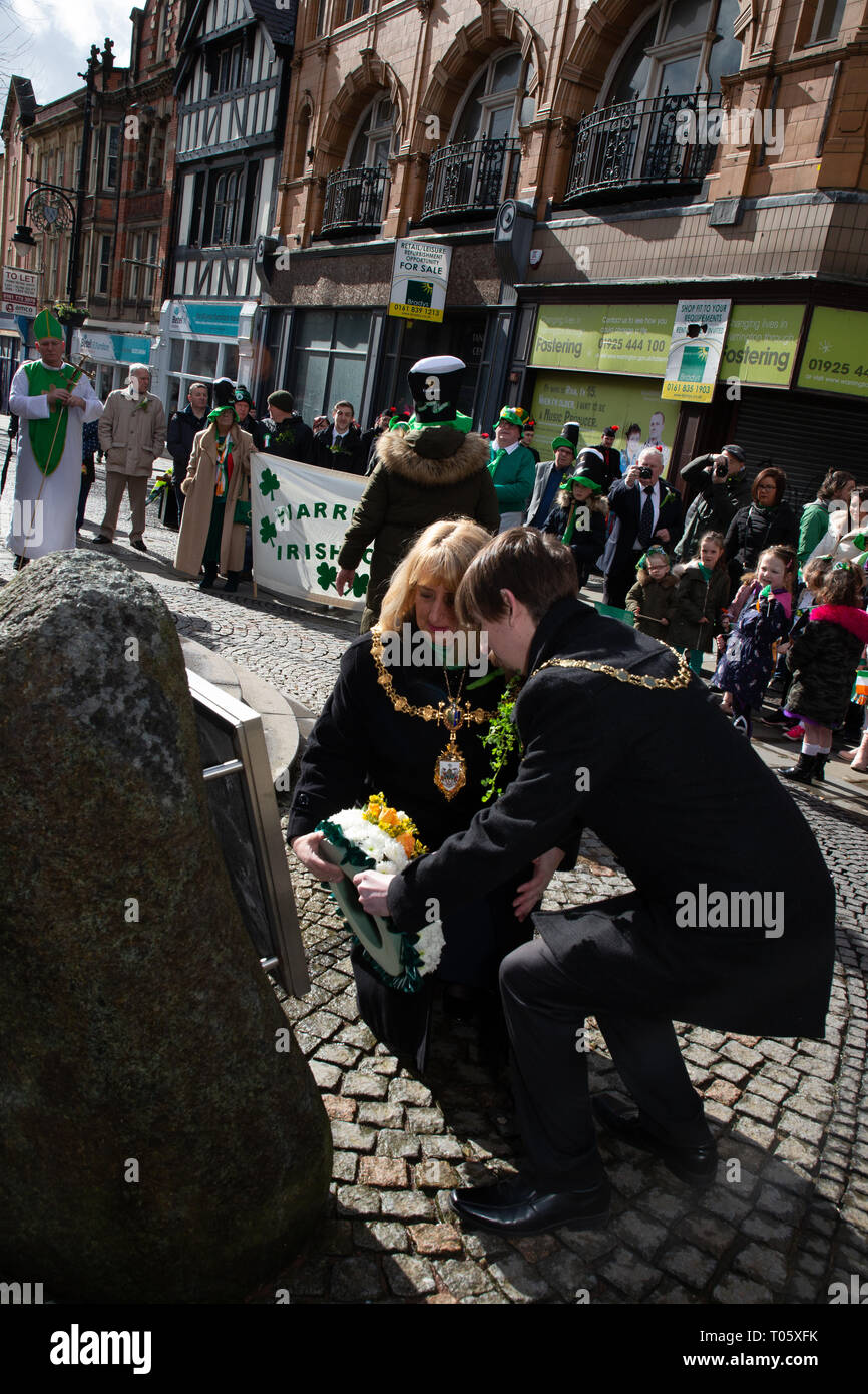 Cheshire, Regno Unito. Il 17 marzo 2019. L annuale il giorno di San Patrizio Parade ha avuto luogo a partire dalle 10.30 di mattina dalla Irish Club in Orford Lane per 'il fiume della vita' in Bridge Street nel centro della città, dove un breve servizio era tenuto a ricordare il venticinquesimo anniversario del bombardamento di Warrington Credito: John Hopkins/Alamy Live News Foto Stock