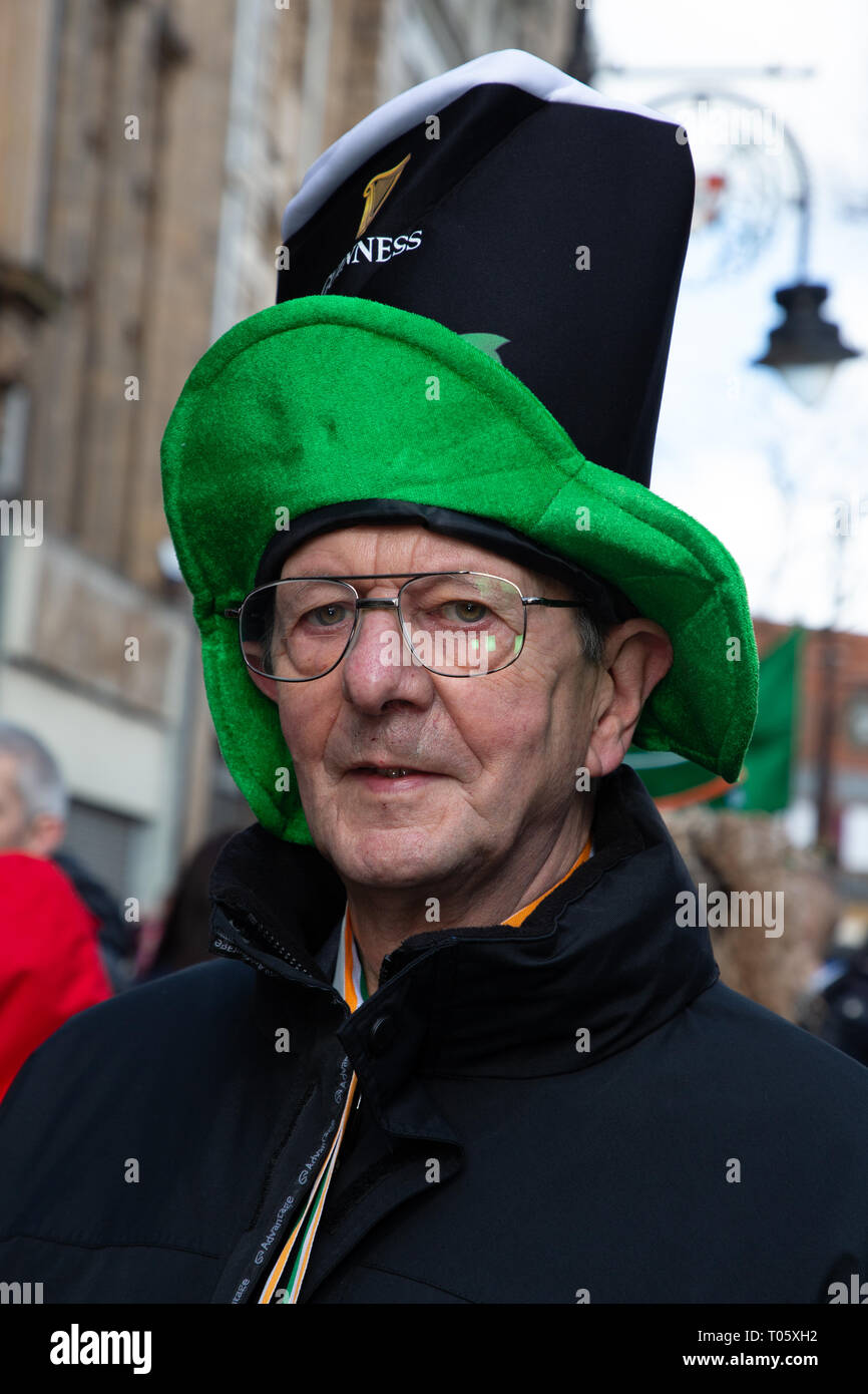 Cheshire, Regno Unito. Il 17 marzo 2019. L annuale il giorno di San Patrizio Parade ha avuto luogo a partire dalle 10.30 di mattina dalla Irish Club in Orford Lane per 'il fiume della vita' in Bridge Street nel centro della città, dove un breve servizio era tenuto a ricordare il venticinquesimo anniversario del bombardamento di Warrington Credito: John Hopkins/Alamy Live News Foto Stock