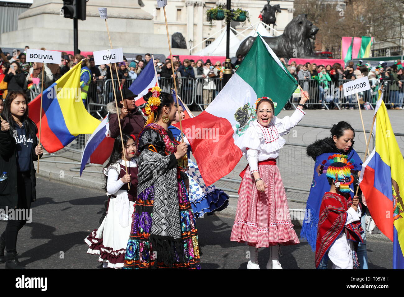 Londra, Regno Unito. Il 17 marzo 2019. Visitatori e spettatore la vestito di verde irlandese godere il giorno di San Patrizio parata e la festa a Trafalgar Square. Credito: Uwe Deffner/Alamy Live News Foto Stock