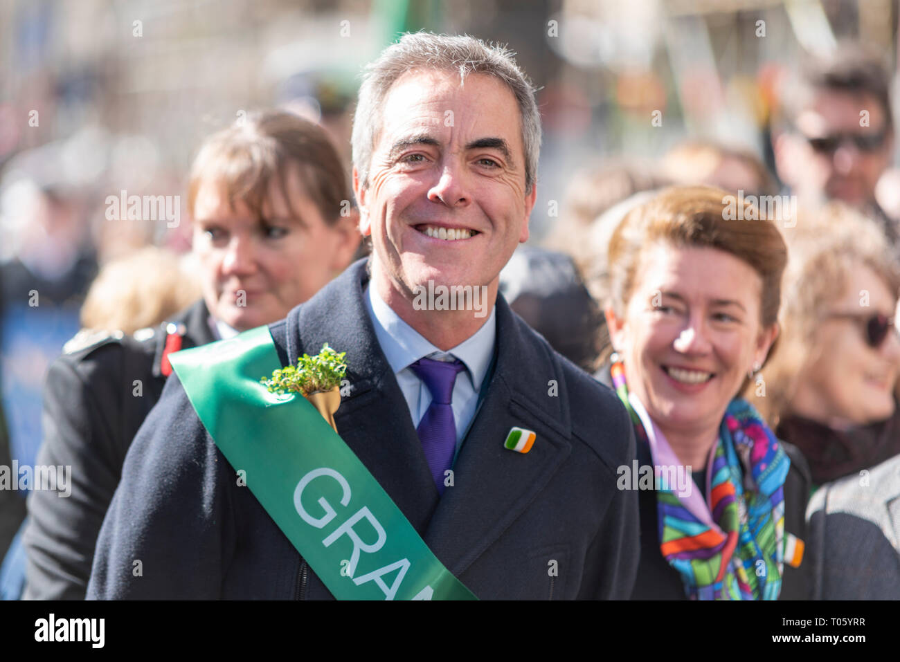 Tradizionale il giorno di San Patrizio sfilano per Londra, UK ha avuto l'attore James Nesbitt come Grand Marshall alla testa di un enorme corteo. Il commissario del London Fire Brigade Danielle il cotone ha anche partecipato Foto Stock