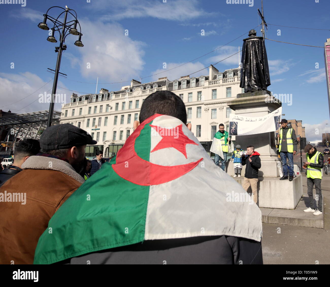 Glasgow, Scotland, Regno Unito, 17 marzo, 2019. Proteste algerino: un movimento popolare contro un Presidente in difficoltà sono state dimostrando in George Square e il mozzo civile in Glasgow oggi. Gerard Ferry/Alamy Live News Foto Stock